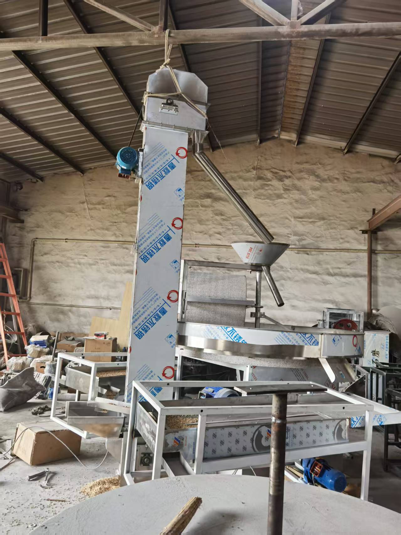 江蘇徐州客戶1.2米絞龍款面粉石磨